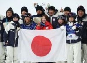 記念撮影する小野ら　五輪