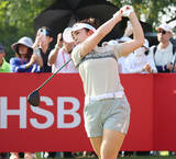 「ティーショットを放つ山下」の画像1