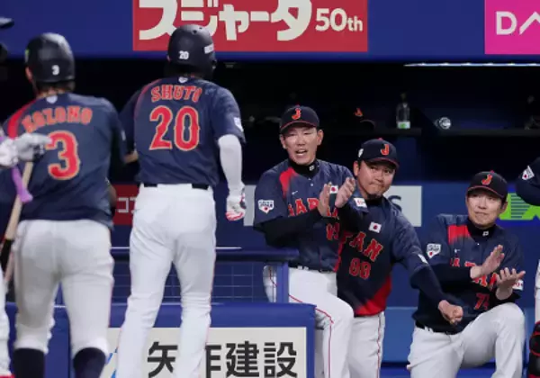 周東らを迎える井端監督　野球