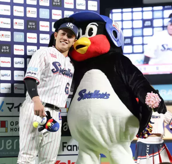 「増田と「つば九郎」　プロ野球」の画像