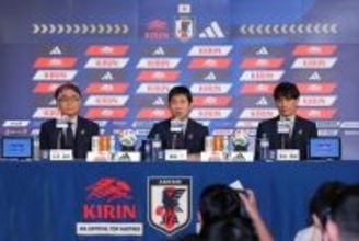 メンバーを発表する森保監督ら