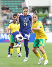 ボールをトラップする長谷川　サッカー