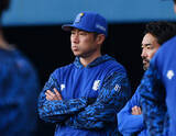 「練習を見守る相川監督　プロ野球」の画像1