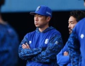 練習を見守る相川監督　プロ野球