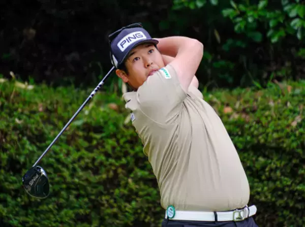 ティーショットを放つ水田　男子ゴルフ