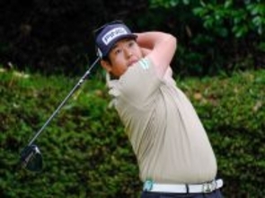 ティーショットを放つ水田　男子ゴルフ