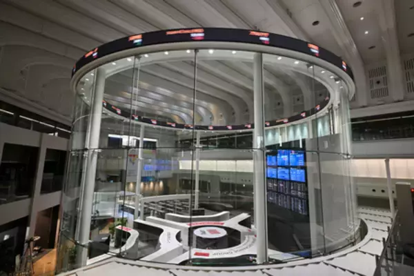 東京株、１０２８円高＝好決算、和平期待で買い