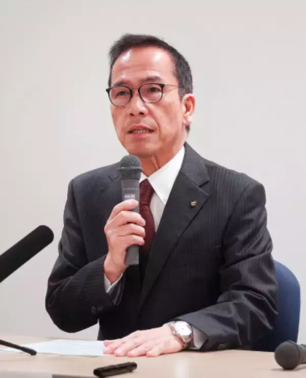 記者会見する国府教育長