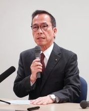 記者会見する国府教育長