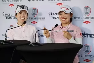 取材に応じる古江と西村　米女子ゴルフ