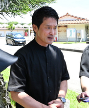 取材に応じる小川代表