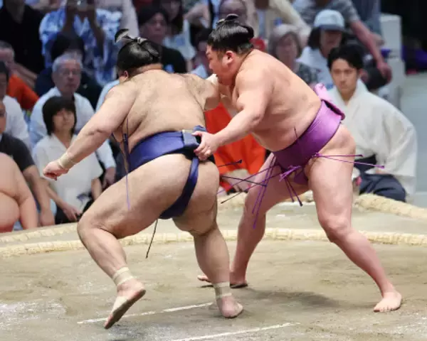 尊富士の上手投げ