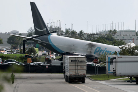 貨物機が滑走路逸脱　米マイアミ空港