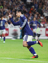 喜ぶ上田　サッカー日本代表