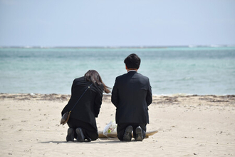 両親「遅くなりごめんね」＝辺野古転覆現場近くで献花―沖縄