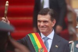 パス大統領が就任