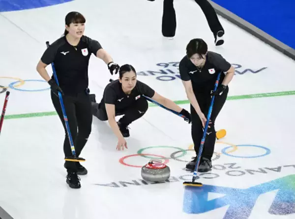 ストーンを投じる近江谷　五輪