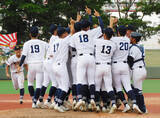 「喜ぶ三重の選手　高校野球」の画像1