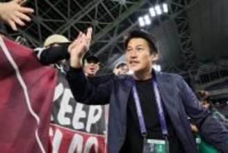 ハイタッチする吉田監督　サッカー