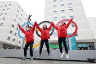 撮影に応じるフィギュア選手