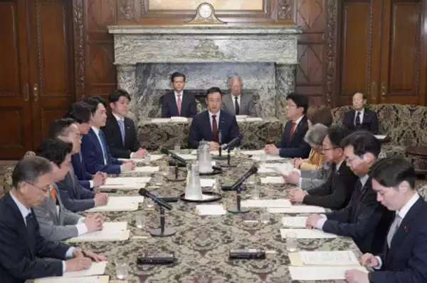 自民、定数削減へ議論提案