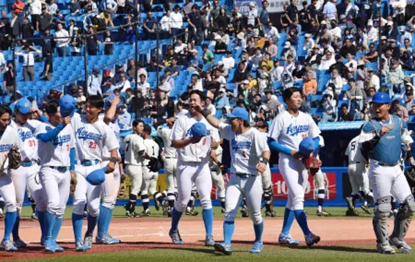 喜ぶ青学大　東都大学野球