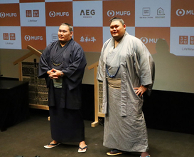 両横綱「大相撲を見せる」