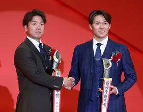 山本、３年連続ＭＶＰ＝村上は新人王と同時受賞―プロ野球表彰式