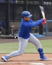 振り込む岡本＝米大リーグ・ブルージェイズ