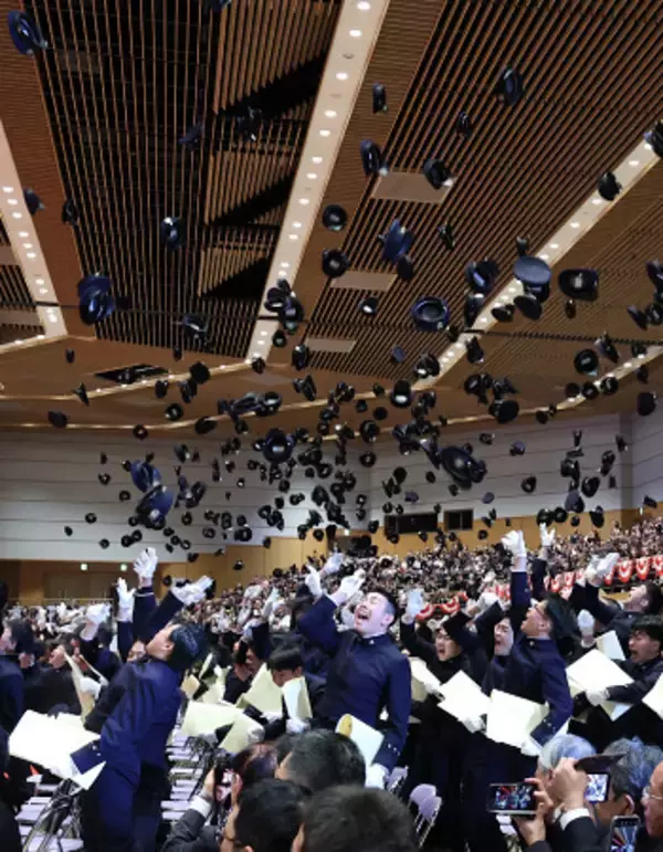 帽子を投げる卒業生