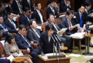 高市首相、船舶護衛「対応を検討中」
