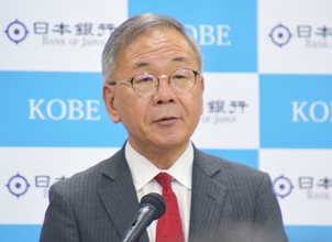 記者会見する日銀の田村審議委員