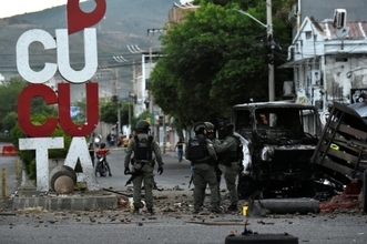 トラック爆弾で１４人負傷、次期大統領就任式控えるコロンビア
