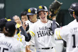 「祝福される栗原　プロ野球」の画像1