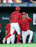 「菊池を迎える新井監督　プロ野球」の画像1
