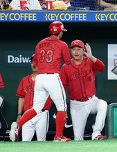 菊池を迎える新井監督　プロ野球