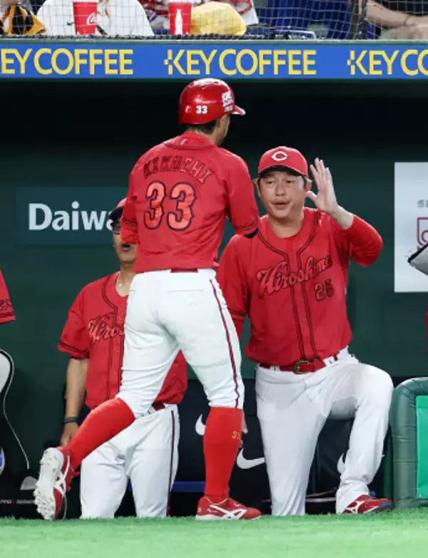 菊池を迎える新井監督　プロ野球