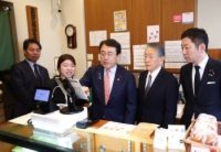 経産相が新型レジを体験＝消費減税対応「万能薬でない」