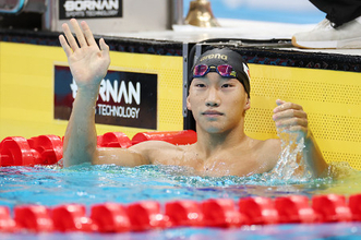 決勝で声援に応える大橋　アジア大会
