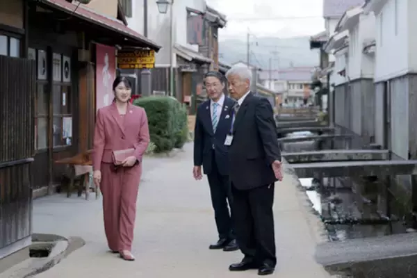 愛子さま、倉吉白壁土蔵群を視察＝鳥取