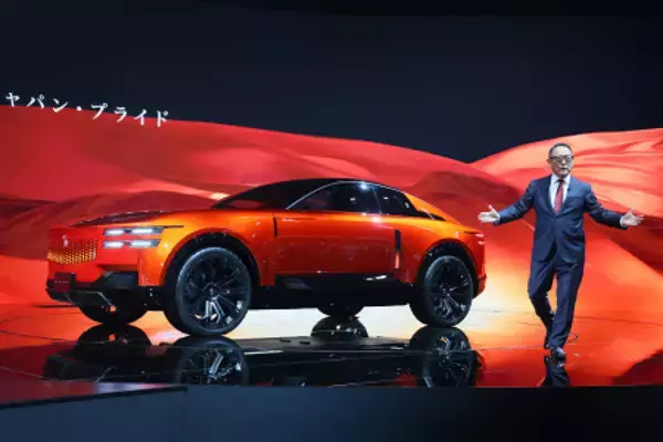 トヨタ、新「センチュリー」披露