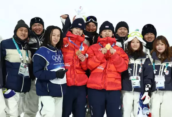 記念撮影する戸塚ら　五輪