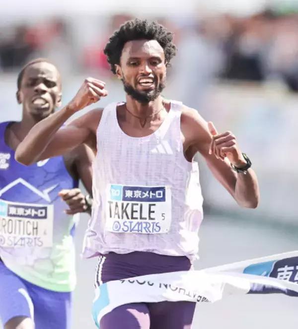ゴールするタケレ　東京マラソン