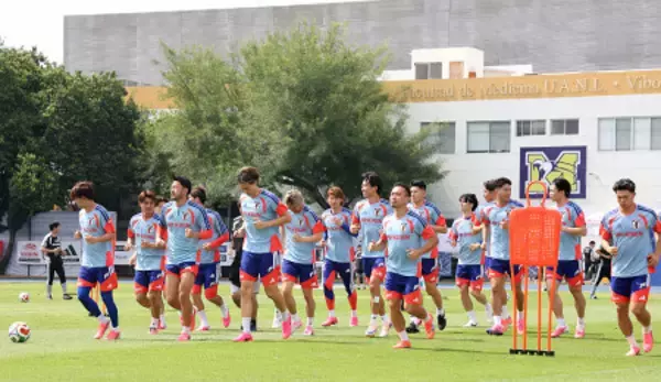 体を動かす日本代表　サッカー