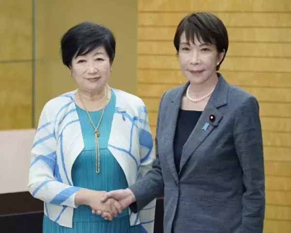 握手する高市首相と小池都知事