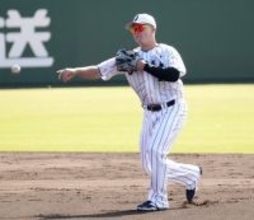 守備練習する牧