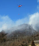 「消火活動を行うヘリコプター」の画像1
