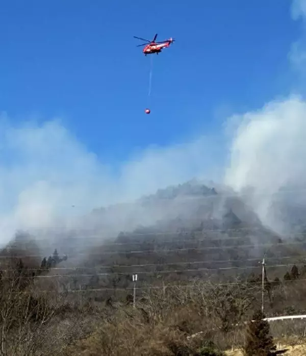 消火活動を行うヘリコプター