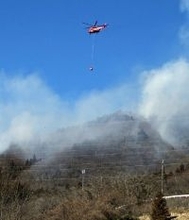 消火活動を行うヘリコプター