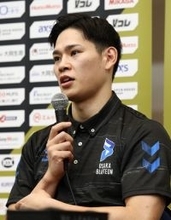 記者会見する西田